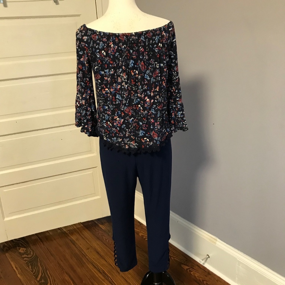 Capri length leggings with ankle detail